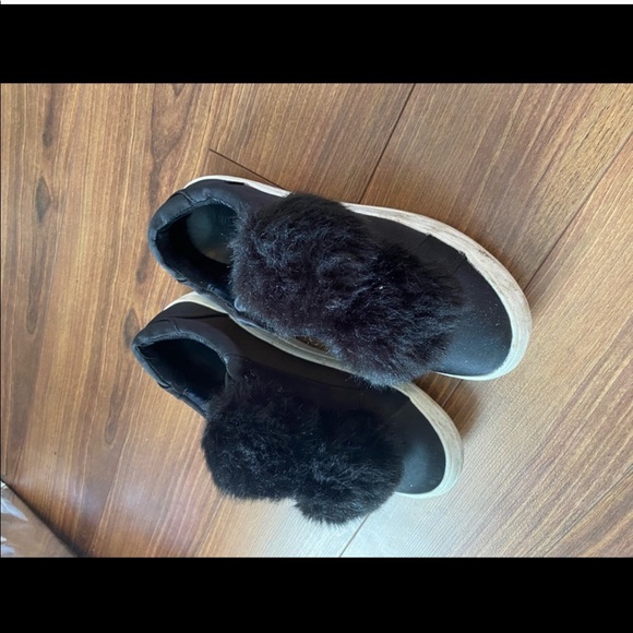 Pom Pom Sneakers, 7.5 medium,EXCELLENT condition - Picture 3 of 5